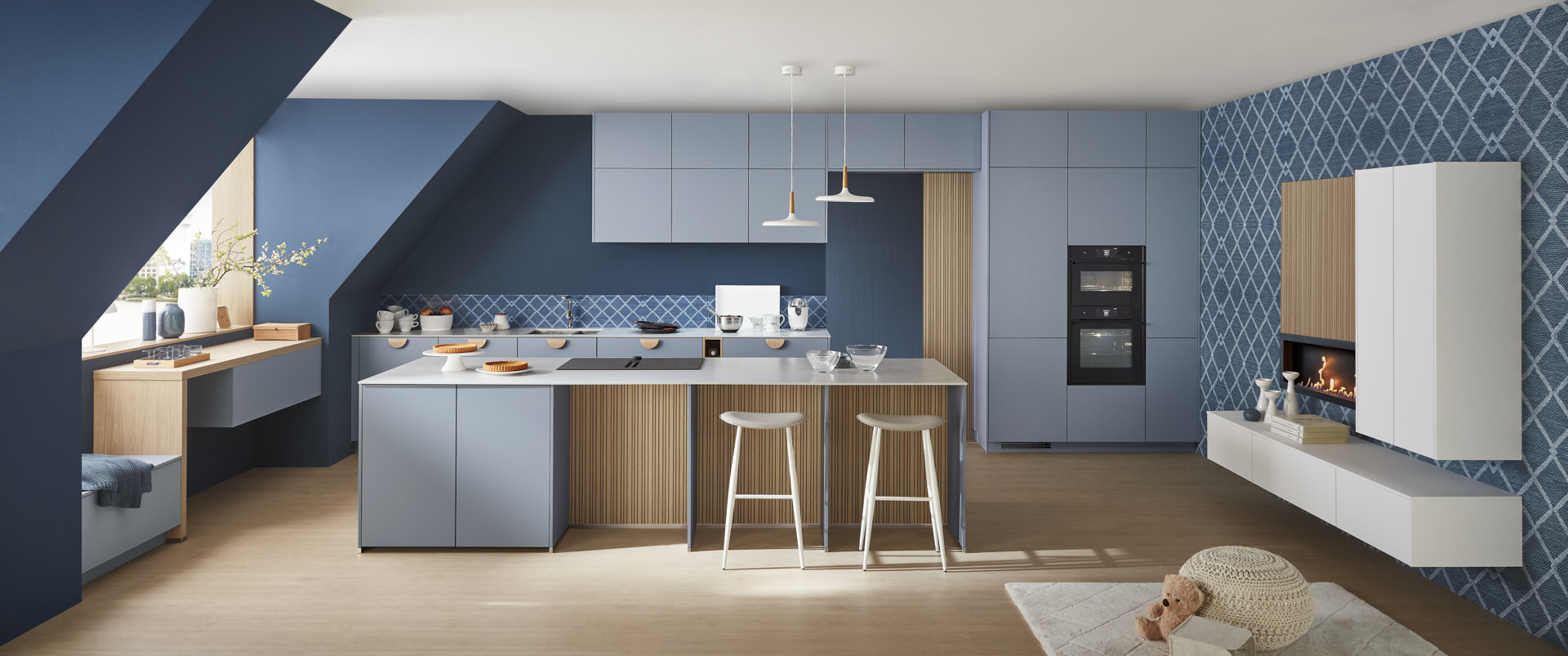 Hauptschuss, 2 NEFF Einbaubacköfen, Kücheninsel mit NEFF Induktionskochfeld mit Muldenlüfter, Mix aus Matt, Lack und Eiche, integrierter Kamin, Edelstahlspüle, Glasplatten 