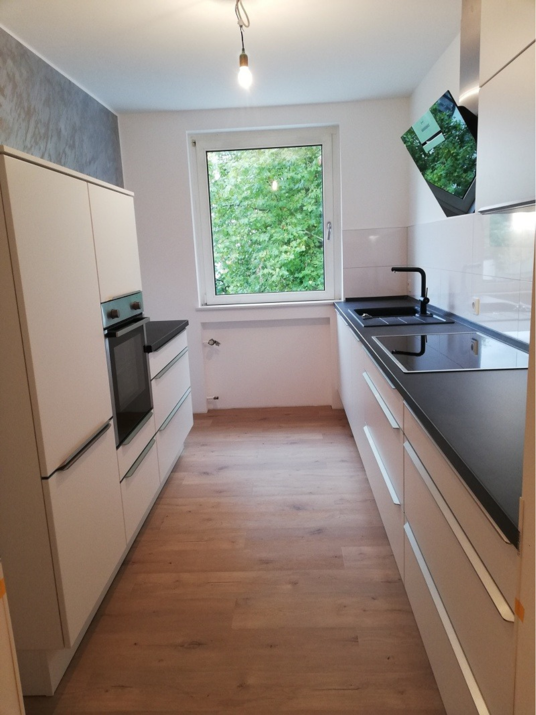 Blick in eine Küche mit zwei Küchenzeilen