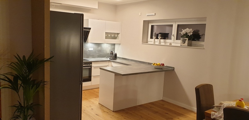 Blick von außen auf eine Kücheninsel mit Tresen