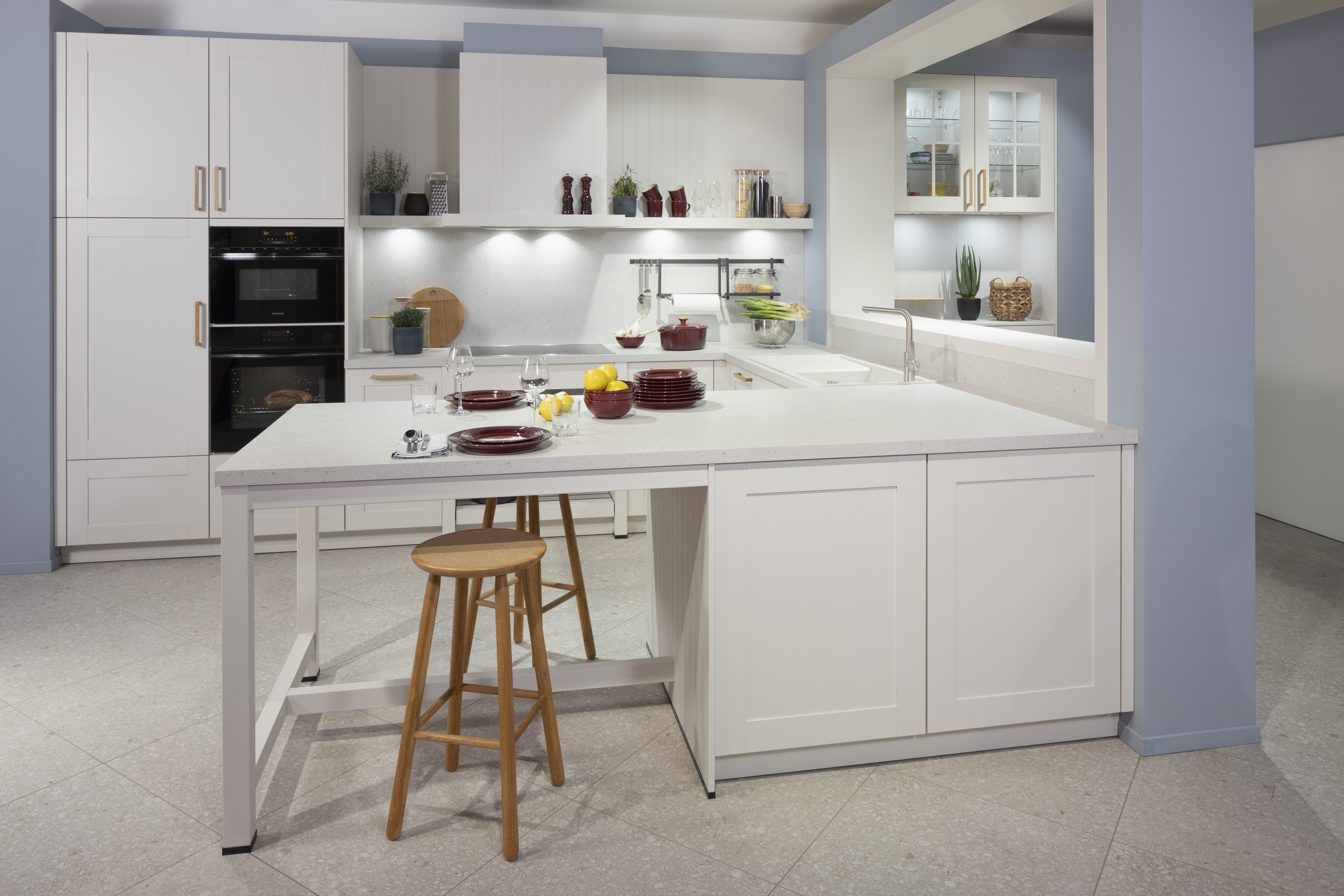 APL: Luna beige Front: Muschelweiß satin, Pore Korpus: Muschelweiß/Naturweiß Griff: Holzgriff Geräte: Constructa Armatur: Blanco Spüle: Blanco   Features: Moderne Landhausküche, aufliegende Spüle, APL-Steinimitation, Esse als Dunstabzug, Nut- und Federbretter-Imitation, Ablagesockel Esse, Thekenlösung, Sideboard