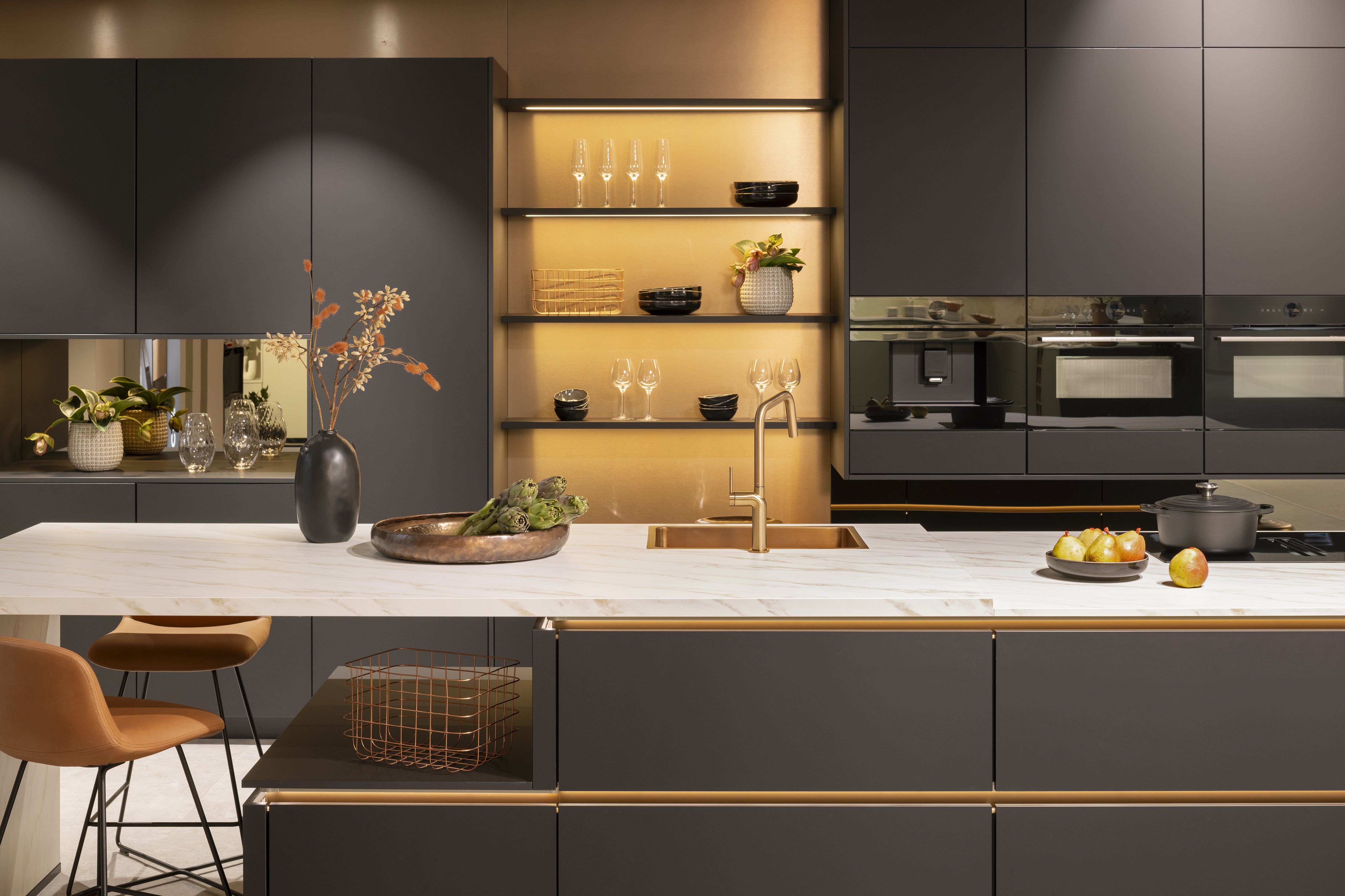 APL: 324 Marmor Carrara Bronze NB Korpus: 127 Schwarz Front: 496 Senso Lack Schwarz Premium matt Griff: Bronze Metallic (Line N) Geräte: Bosch Armatur: Gessi  Spüle: Rodi  Features: Neue Front in Trendfarbe Schwarz matt, Nischenelement mit Spielerückwand Farbe Bronze, beleuchtete Griffleiste, Push to open, neuer Schubkasten, Korpusfarbe schwarz, neues Nischendekor Bronze Glas, Trendfarbe Bronze (Eurocucina Milano), APL in Marmoroptik, Spülbecken und Armatur in Bronze, beleuchtete Regalleisten,Vorratsschrank