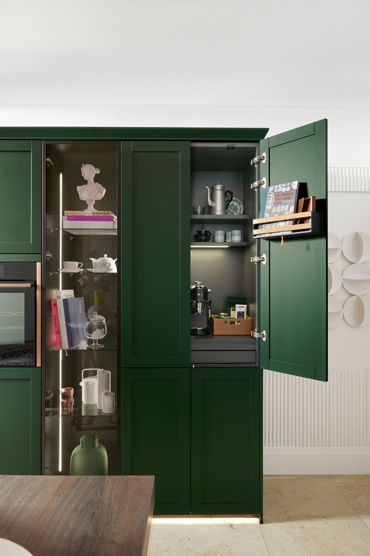 dunkelgrüner geöffneter Schueller Breakfastschrank mit herausziehbarem Tablar und Stellfläche für Kaffeemaschine Tassen Kaffee Tee und mehr