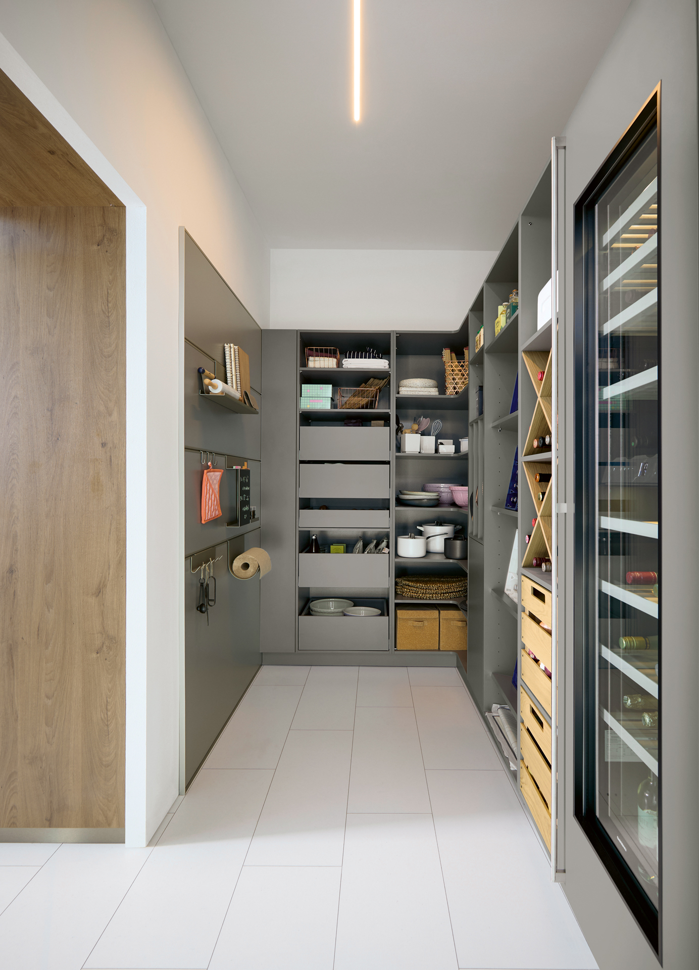 schmale Speisekammer mit Möbeln von Schüller für Vorratshaltung