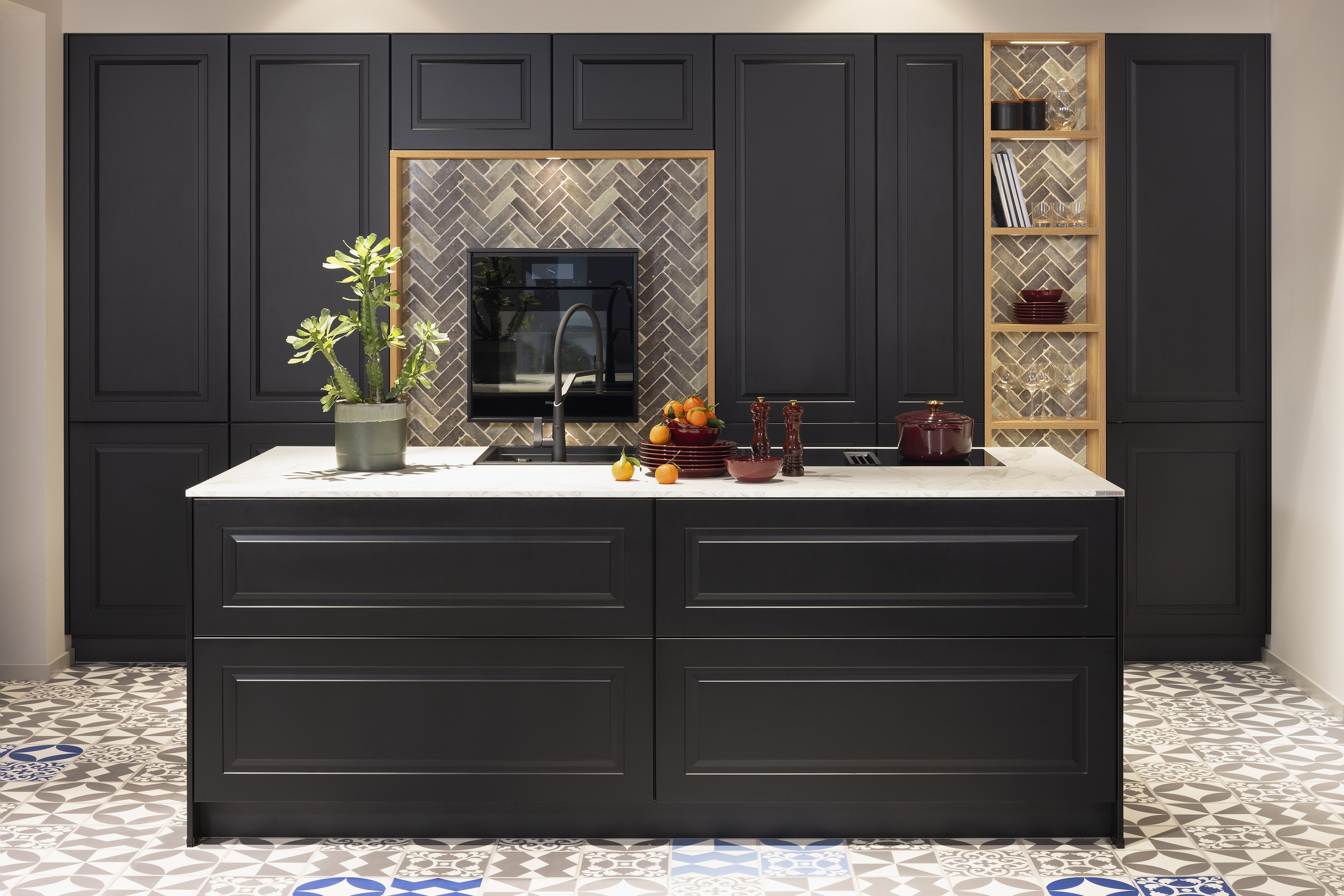 APL: 781 Venato Bianco NB Korpus: 127 Schwarz Front: 851 Lack, Schwarz matt Griff: Push to open Geräte: Miele Armatur: Gessi Spüle: Schock  Features: Landhaus modern in Lack, bedruckter PVC in Fliesenoptik Fußboden, bedruckte Fliesen Nischenrückwand, neuer Schubkasten mit Glaszarge, neuer Schubkasten mit Holzzarge, Apothekerschrank.