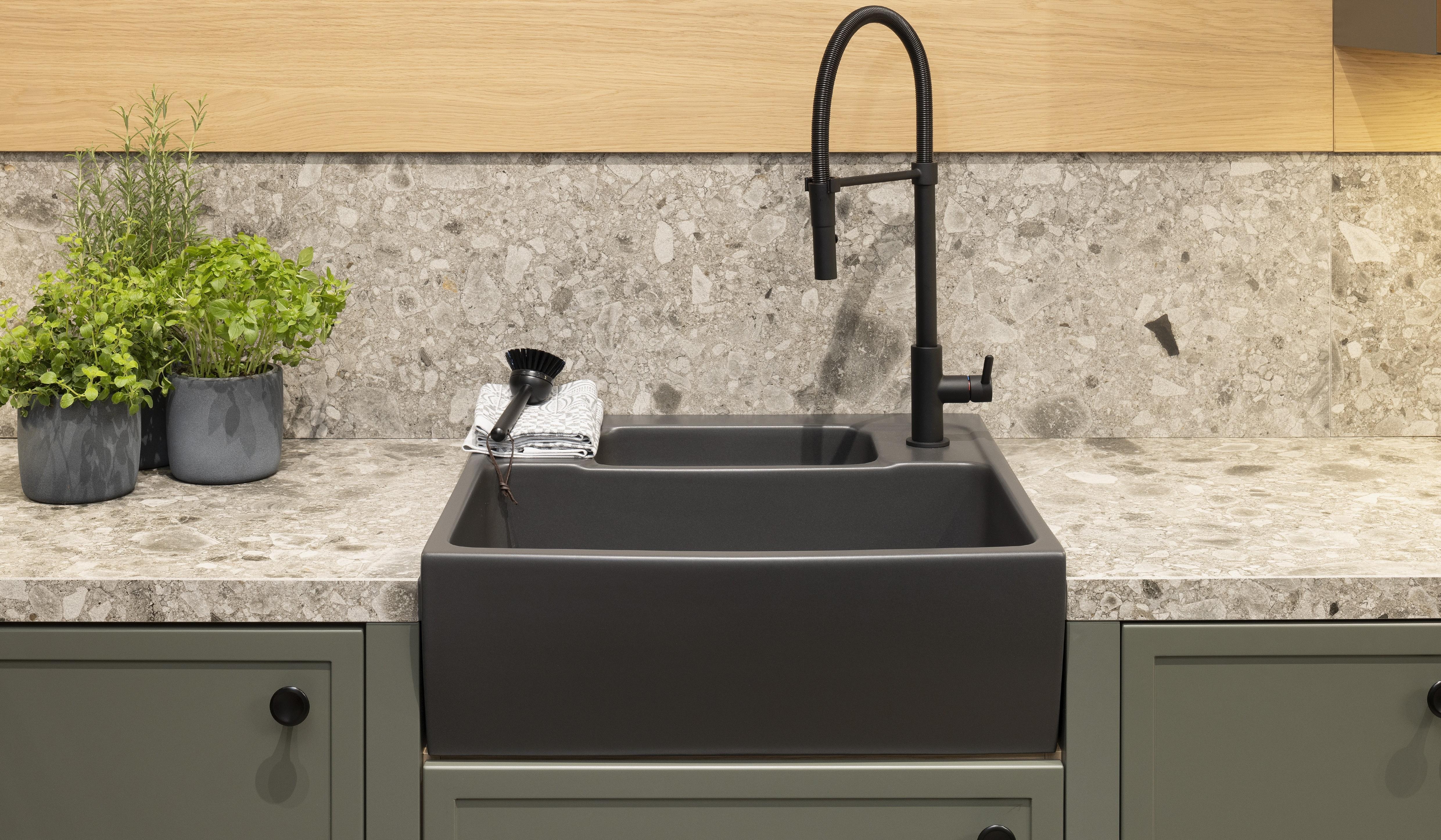 APL: Iseo Gris (Keramik) 40 mm Front: AV 5085 NCS S Mattlack (7005-G50Y)  Front 2: Feineiche-natur Repro Korpus: 2085 Designkorpus Feineiche-natur Griff: 113 Metall Schwarz-matt Geräte: Miele Armatur: Blaupunkt Spüle: Systemceram   Features:Keramik-Arbeitsplatte, Landhausküche modern, Nischenrückwand in APL-Material hochgezogen, Wandverkleidung in Vitrinen Material, Backofenkombi mit Kompaktbackofen, Sitzbank in Nischenmaterial, Spülbecken als Waschtisch aufgesetzt (Landhaus).