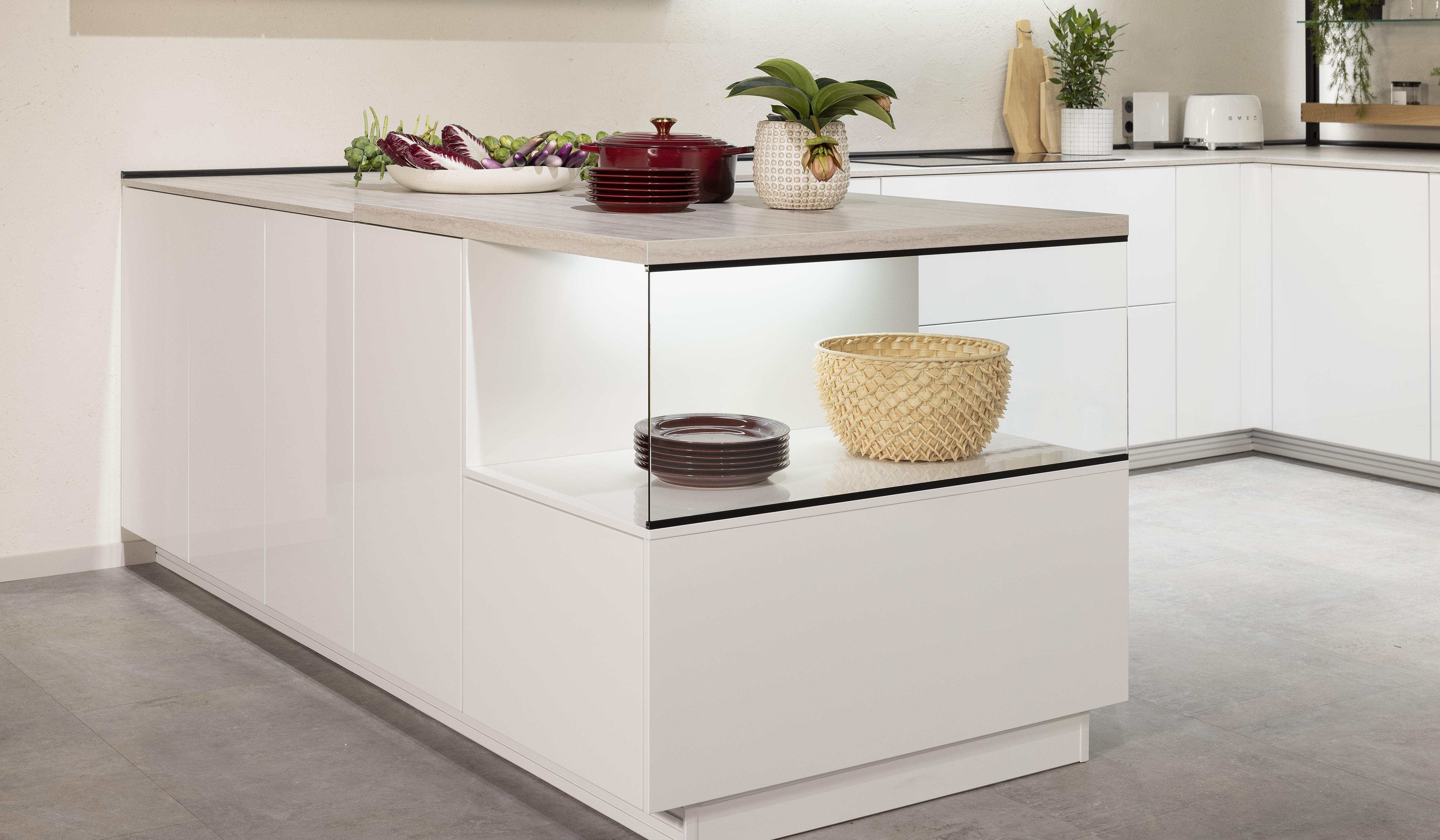 APL: 349 Travertin Sandgrau NB Korpus: 193 Alpinweiß Front: 516 Lack Alpinweiß Hochglanz Griff: Push to open Geräte: Laurus Ofen, Kochfeld Faber Armatur: Gessi Spüle: Elleci  Features: verschiedene Lichtstimmungen (Philips), Vitrinen Beleuchtungen, Aluminium Regal Schwarz mit Lichtblende, Steckdosen, Backofen-Kombi-Lösung, Handtuchhalter, Ecklösung Le Mans Auszug.