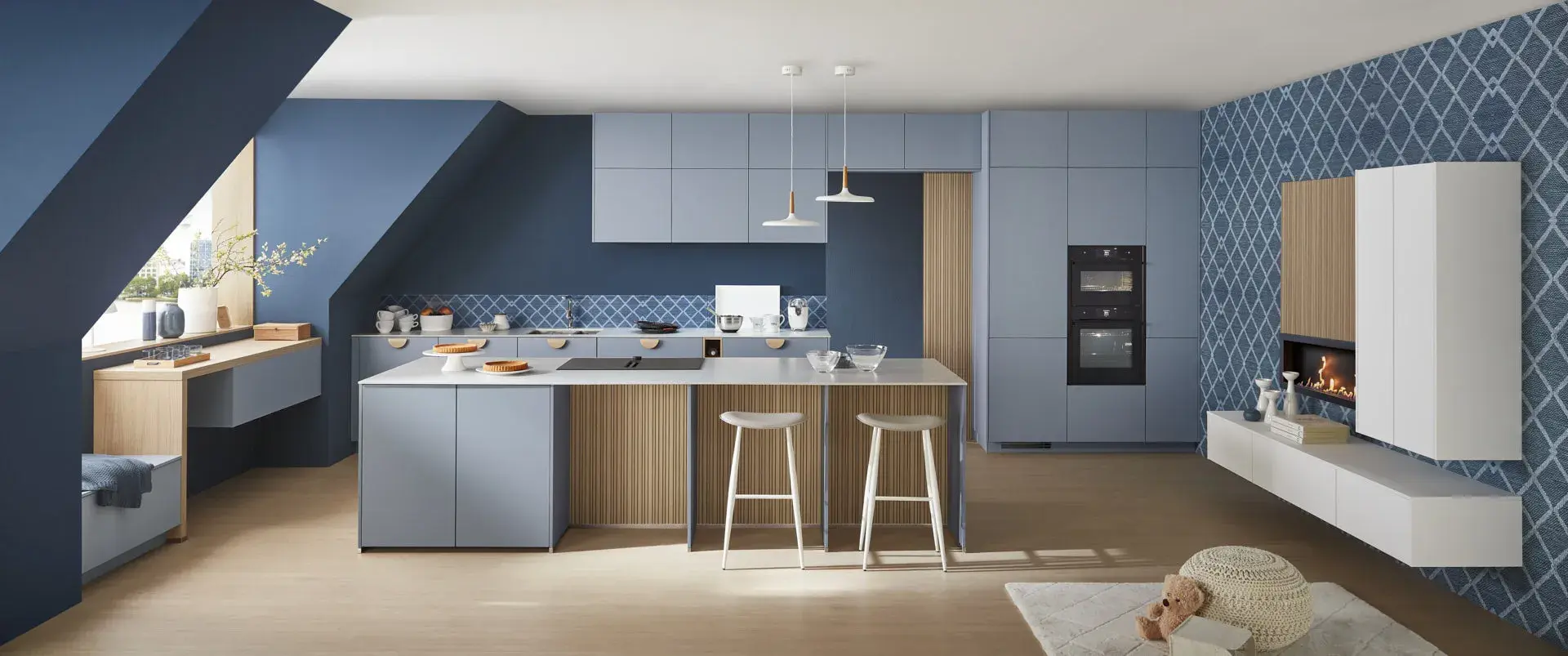 Hauptschuss, 2 NEFF Einbaubacköfen, Kücheninsel mit NEFF Induktionskochfeld mit Muldenlüfter, Mix aus Matt, Lack und Eiche, integrierter Kamin, Edelstahlspüle, Glasplatten 