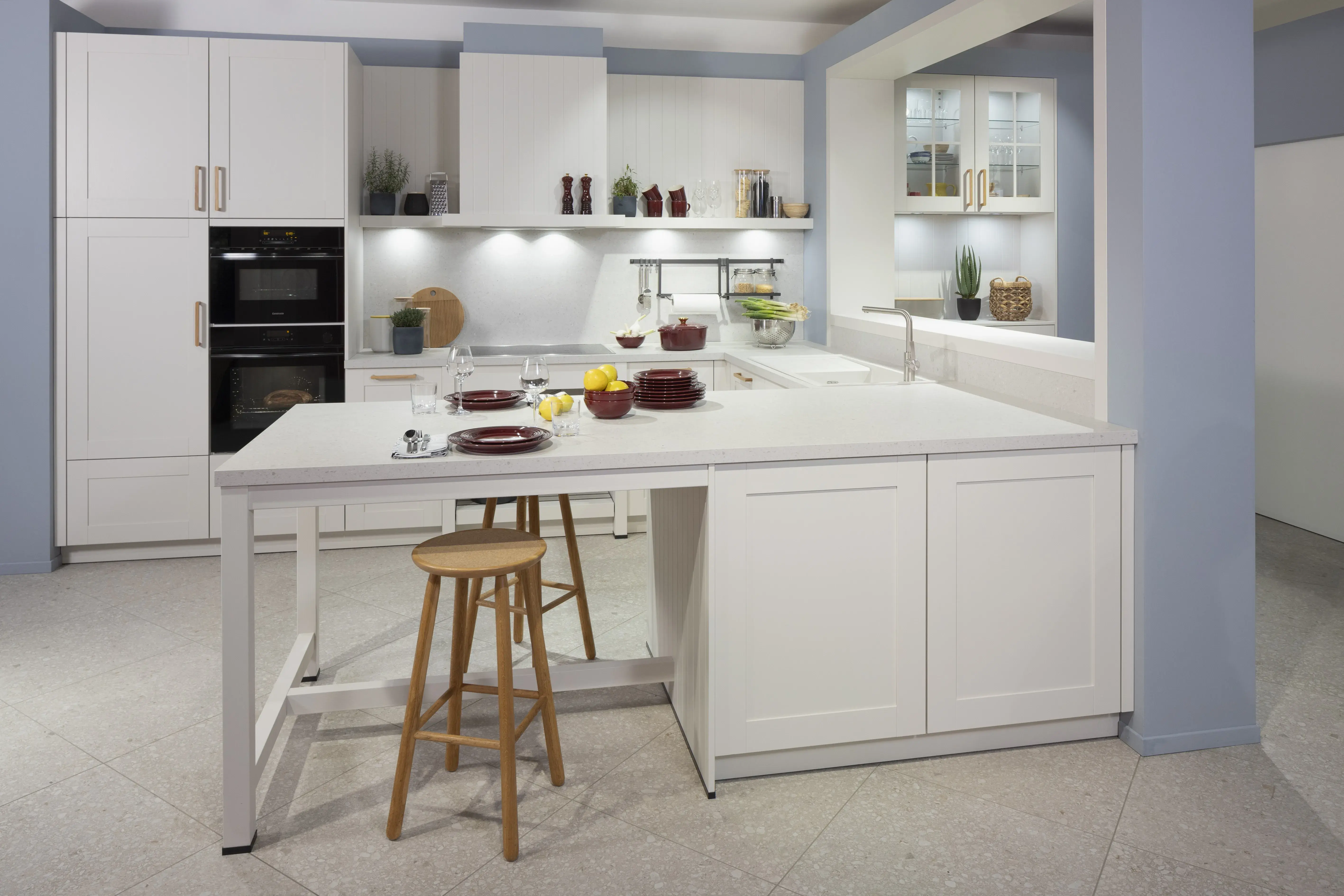 APL: Luna beige Front: Muschelweiß satin, Pore Korpus: Muschelweiß/Naturweiß Griff: Holzgriff Geräte: Constructa Armatur: Blanco Spüle: Blanco   Features: Moderne Landhausküche, aufliegende Spüle, APL-Steinimitation, Esse als Dunstabzug, Nut- und Federbretter-Imitation, Ablagesockel Esse, Thekenlösung, Sideboard