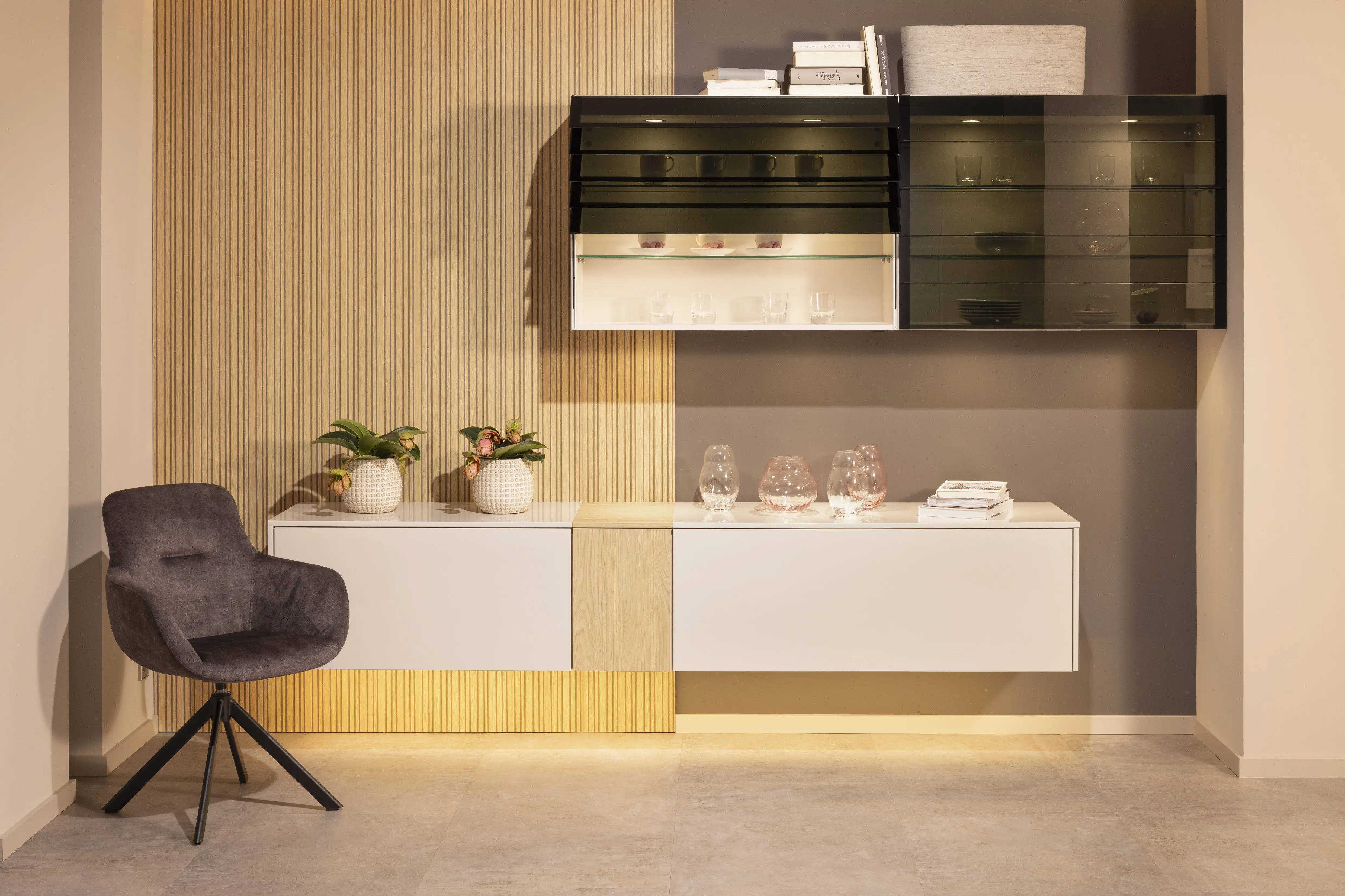 Front: 519 Lack, Seidengrau Hochglanz 362 Eiche Como NB Griff: Push to Open, Schalousienschrank Geräte Bora Downdraft, Bauknecht Spüle: Schock Armatur: Nobili  Features: Living in Küche integriert bzw. gleiche Materialwahl, Materialmix, Rückwand Rillenoptik, Oberschrank Schwarz Glas Lamellen, Touch to open (elektrisch - Climber), Ecklösungen mit Karussell bzw. andere Ecklösung, Arbeitsplatz in Küche integriert, Apothekenschrank, Aluminium Regal Sign-Emotion (Nobilia spezifischer Begriff), Lichtblende